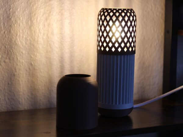 Lampe de table moderne imprimée en 3D « Moka » - Design élégant inspiré des thermos à café – Image 5